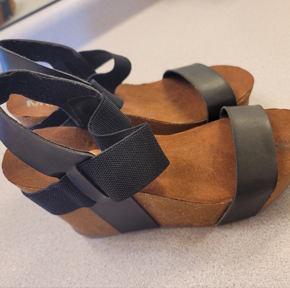 Mia Black Java Wedge Sandal size 7